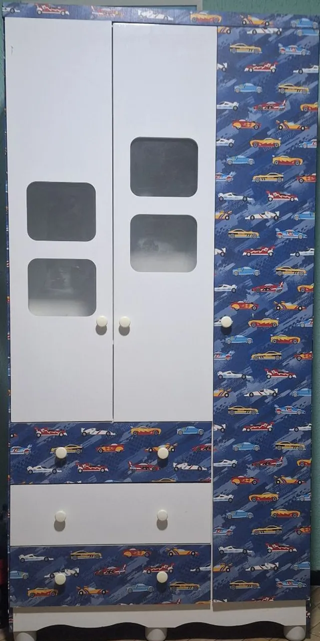 Guarda-Roupa Infantil com Design de Carros