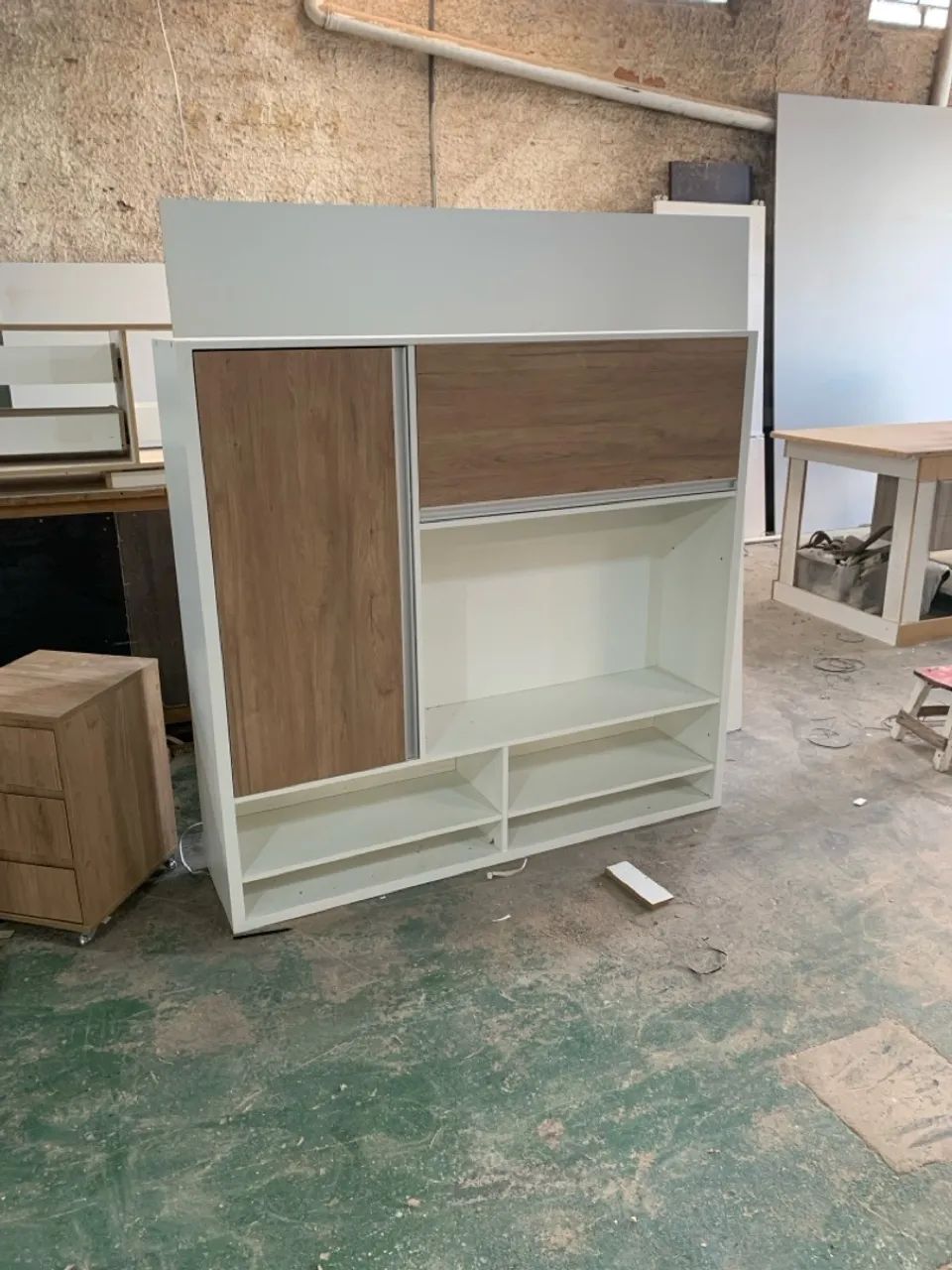 Rack com porta de correr e nichos