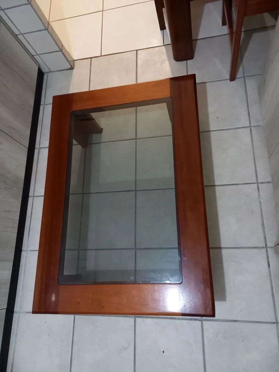Mesa de centro de madeira com vidro - Foto 2