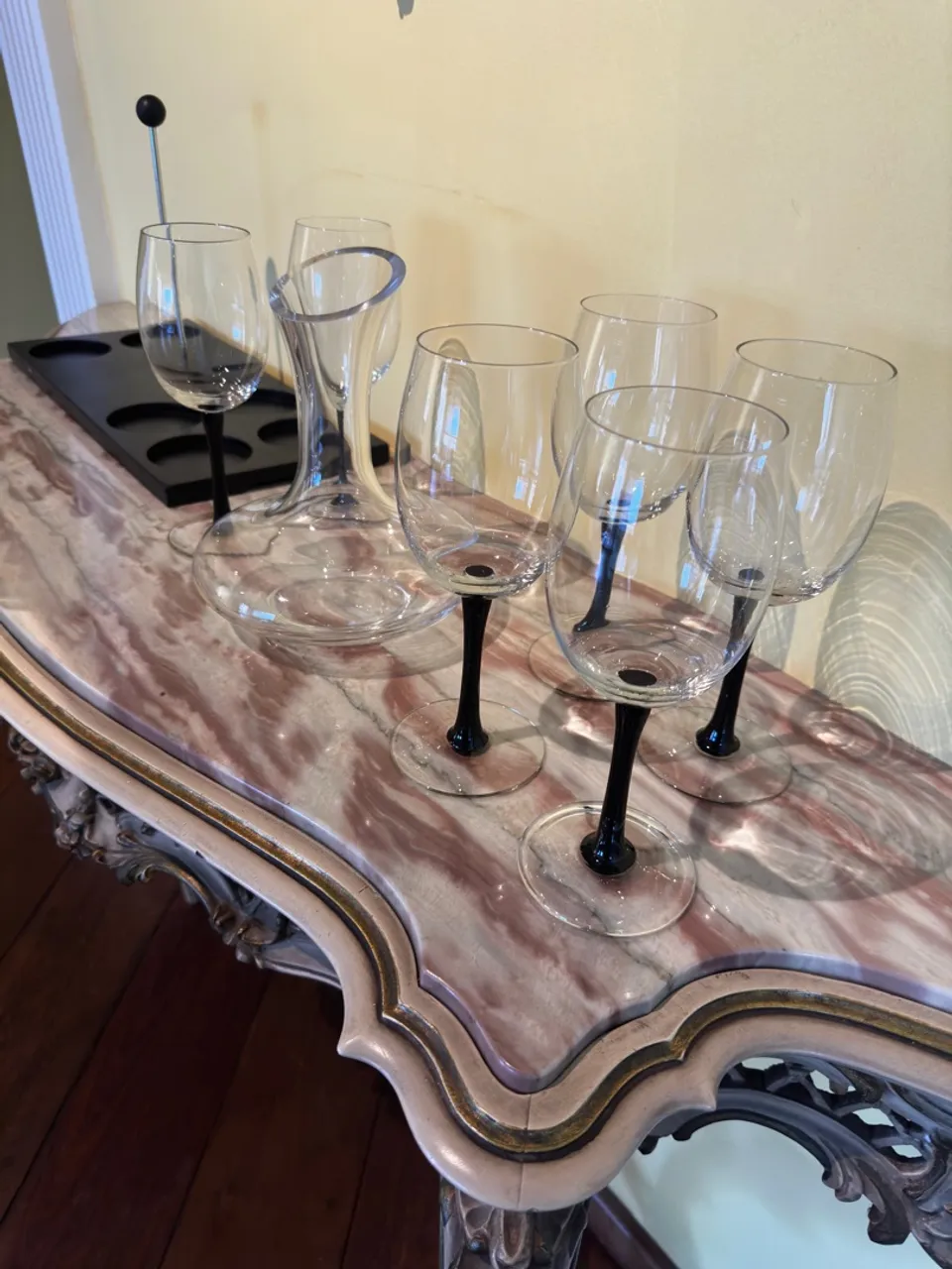 Taças vintage com decanter e detalhes na haste cor shine black. Em excelente estado 