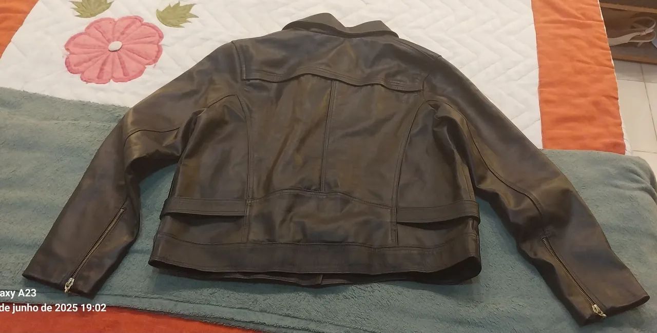 Vendo uma Jaqueta feminina de Couro legítimo 