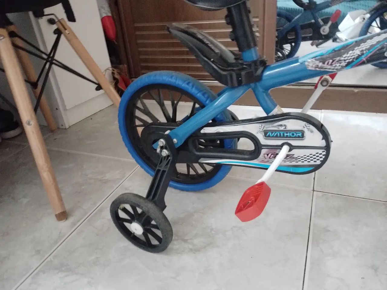 Bicicleta infantil com rodinhas em estado excelente - Foto 2