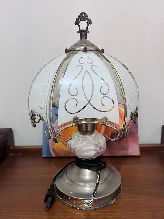 Abajur antigo de porcelana e vidro.