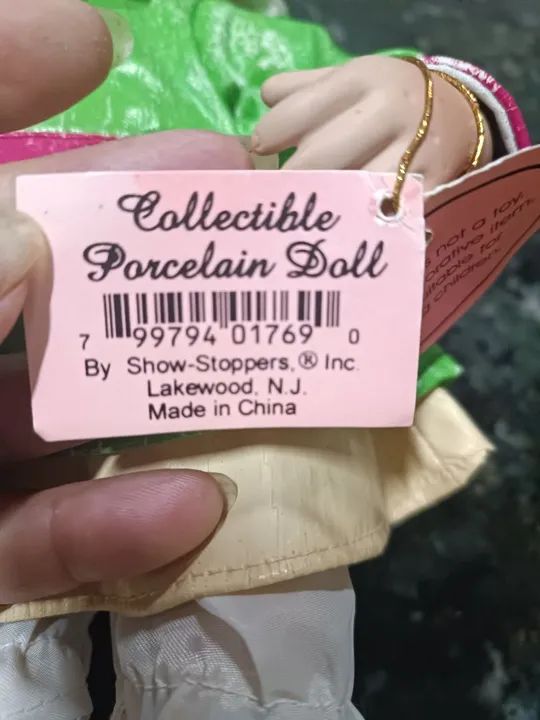 Boneca de Porcelana Colecionável. Olhos de vidro verdes com cílios. Tam 38 cm - Foto 6