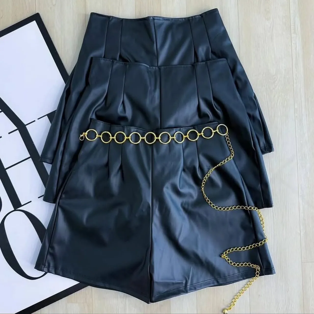Short couro sintético