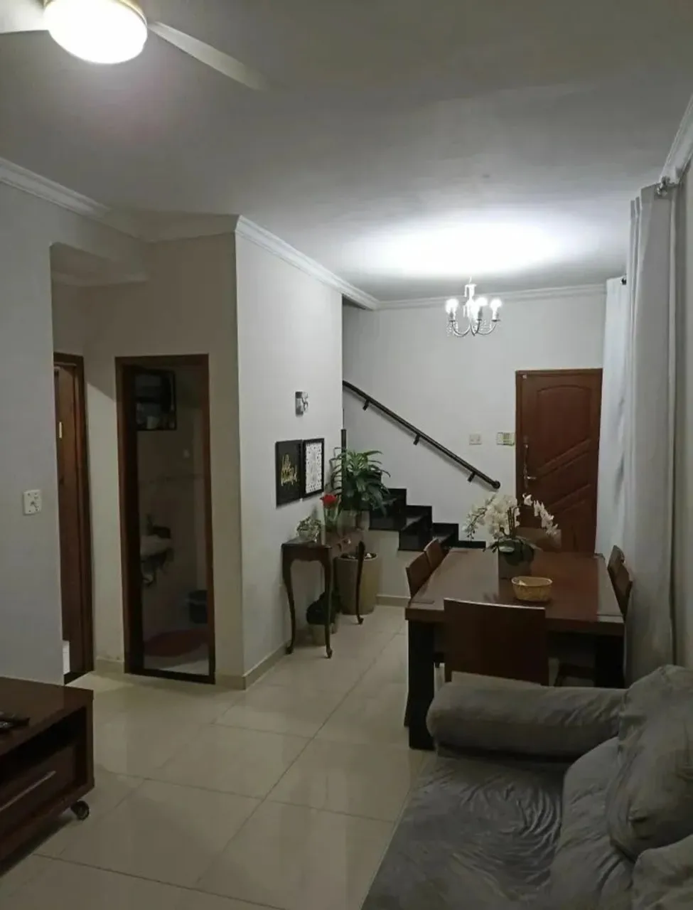 Sobrado em Rua Doutor Fernando Costa - Vila Valença - São Vicente/SP