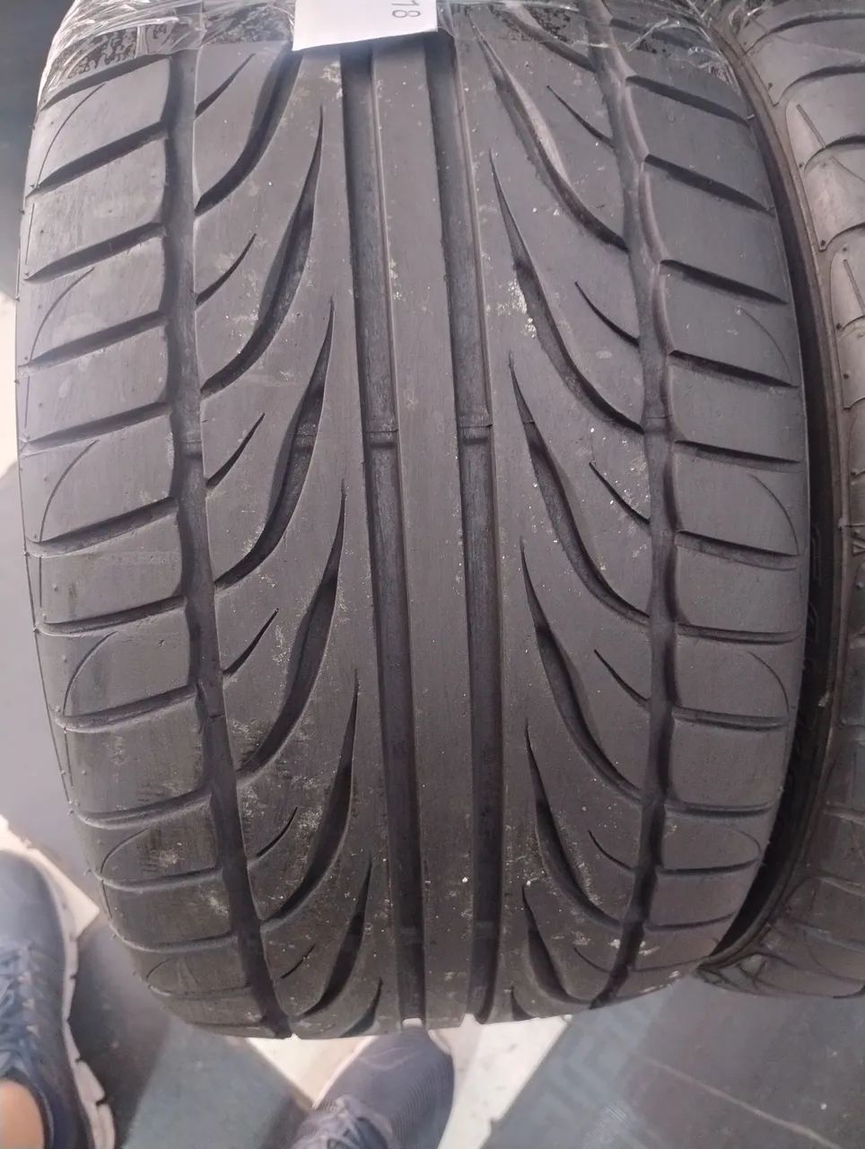 Par de pneus semi novos 285/35/18 - Foto 2