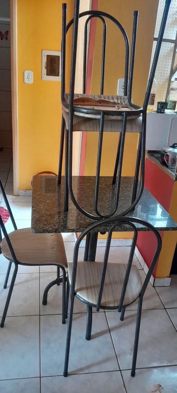 Mesa com 4 cadeiras seme nova mesa marmore