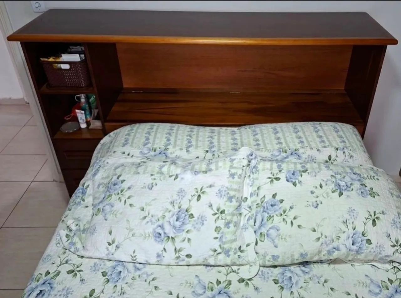 Vendo Cabeceira de cama, com baú e com mesa de cabeceira - Foto 3