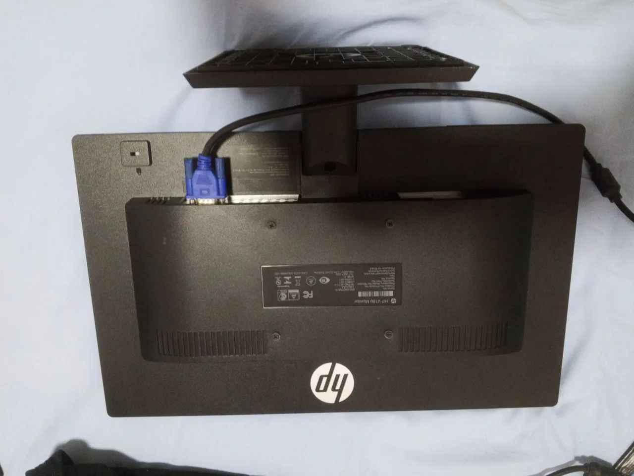 Monitor Hp 19' com pequeno risquinho na tela - Foto 2