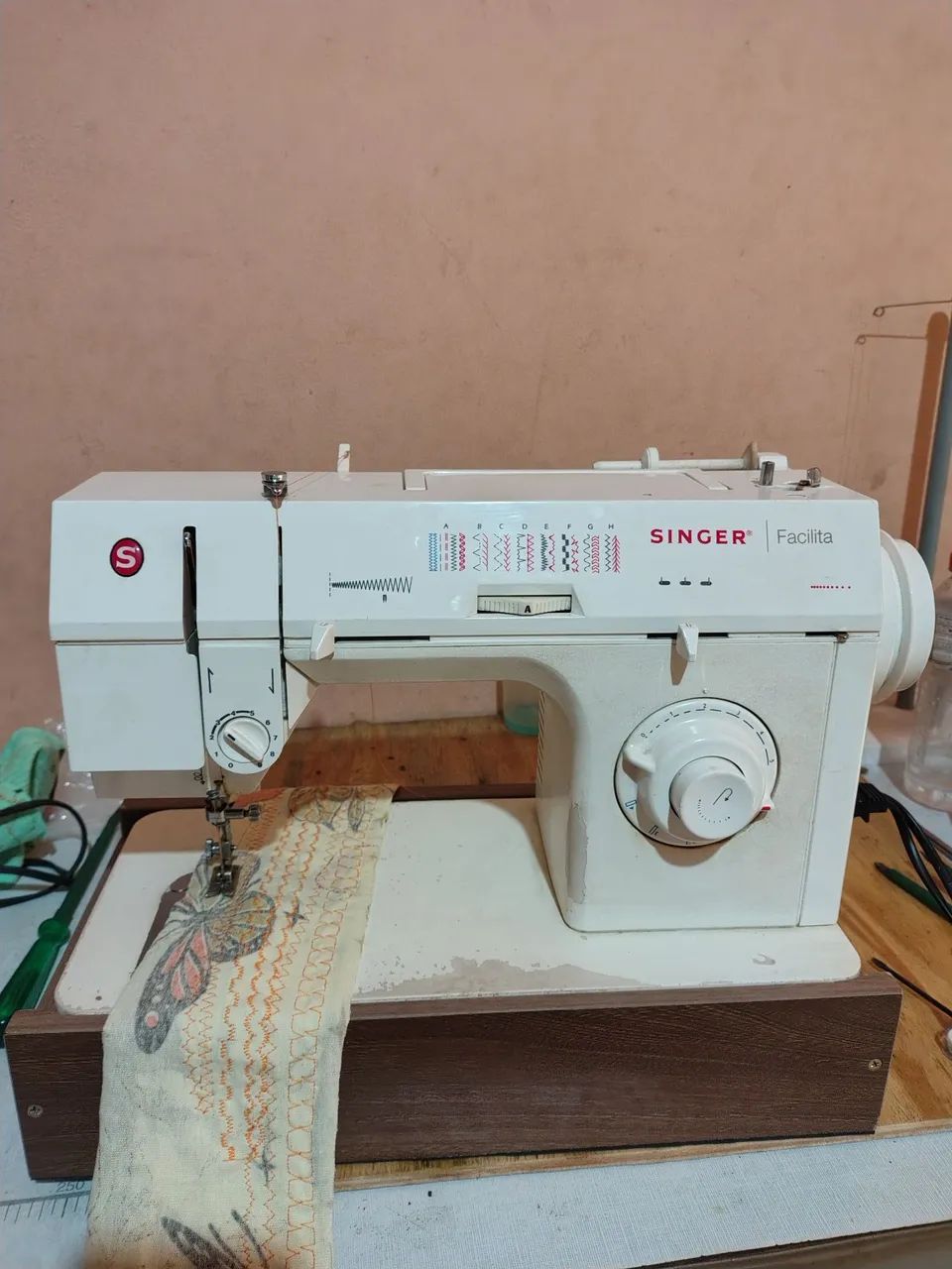 Máquina de costura Singer facilita 127 volts 