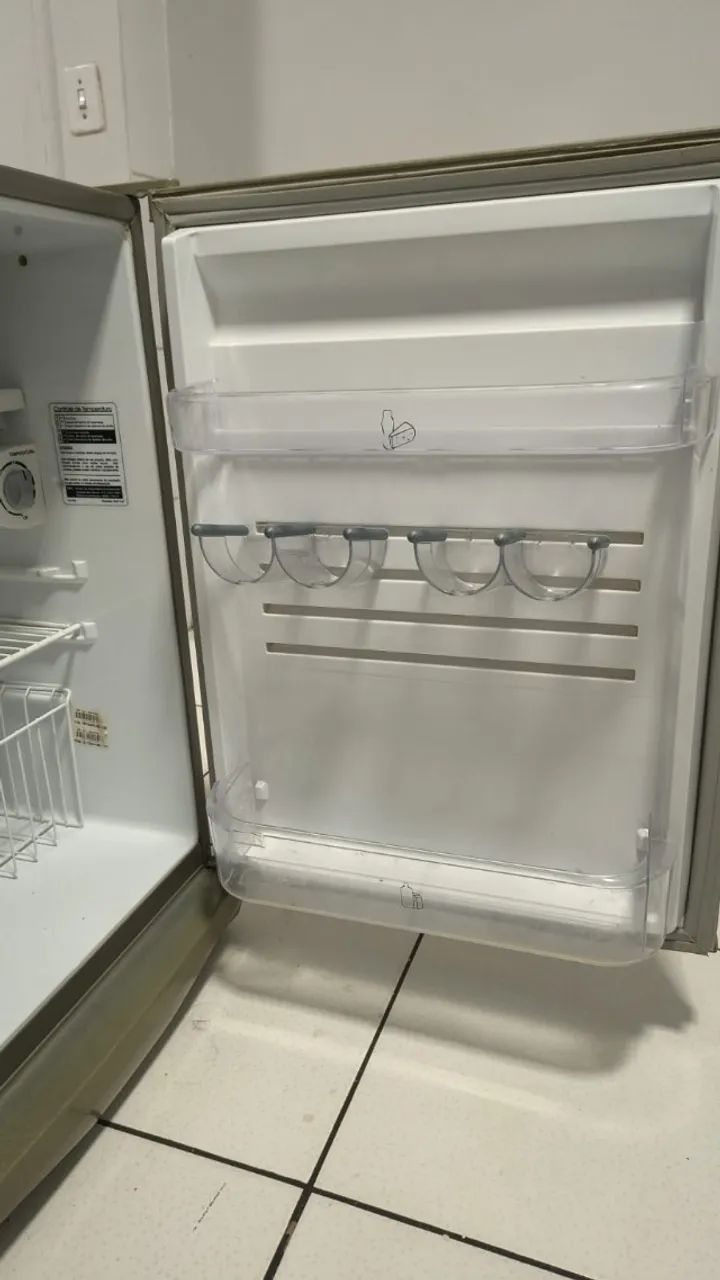 Frigobar modelo FBGE120L - Funcionando Perfeitamente - Foto 4