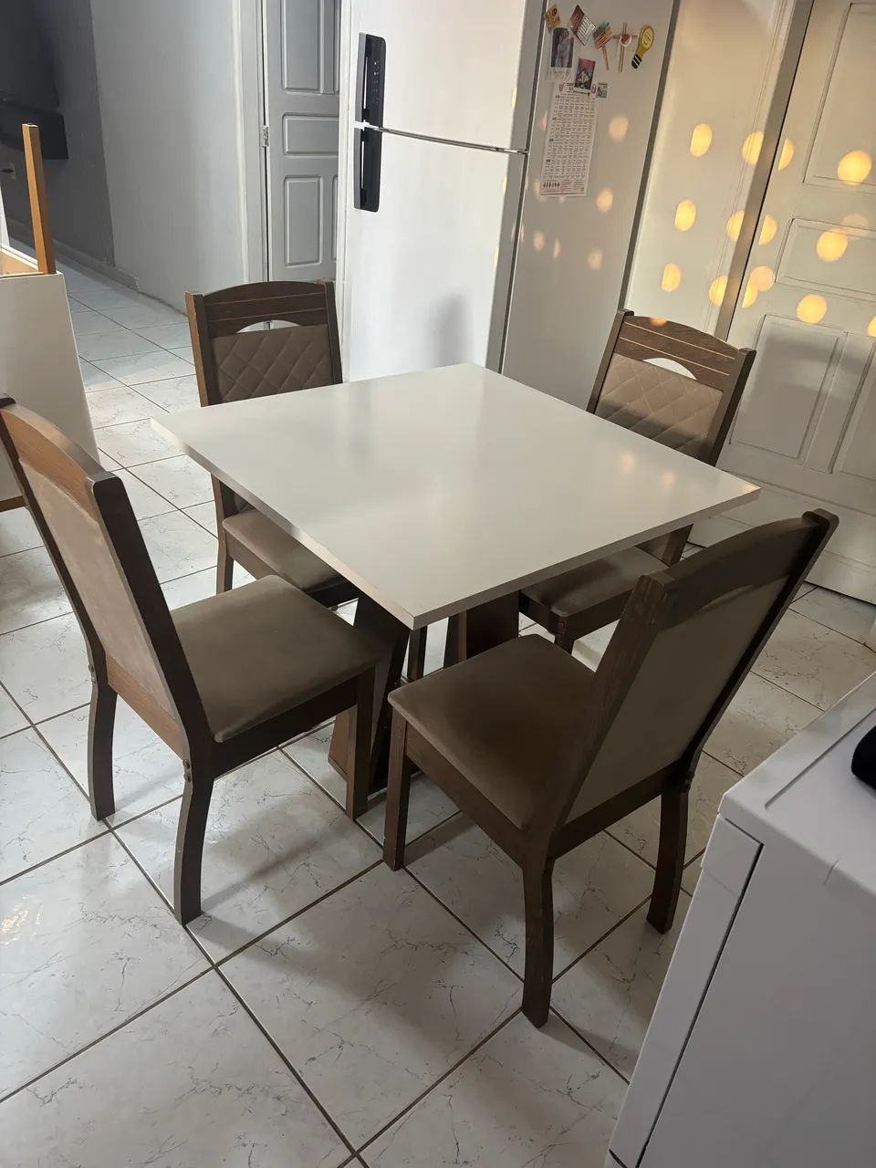Mesa com 4 cadeiras 