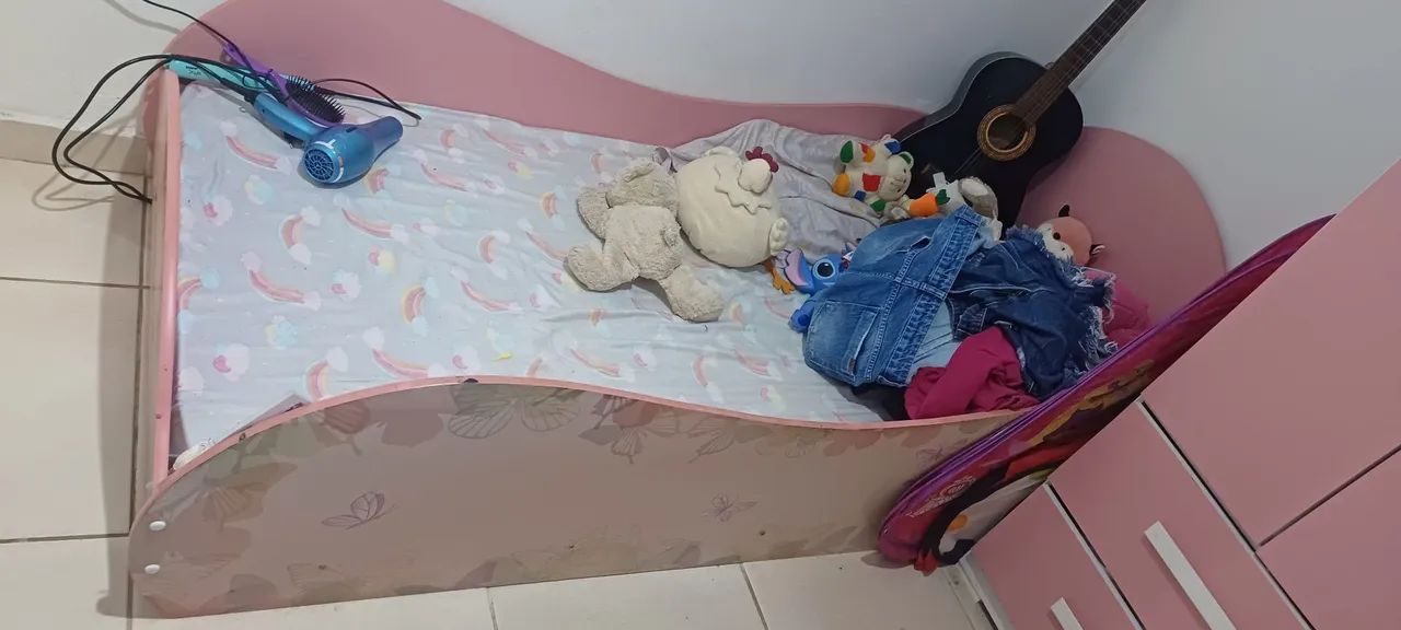 Guarda roupa e cama com colchão infantil