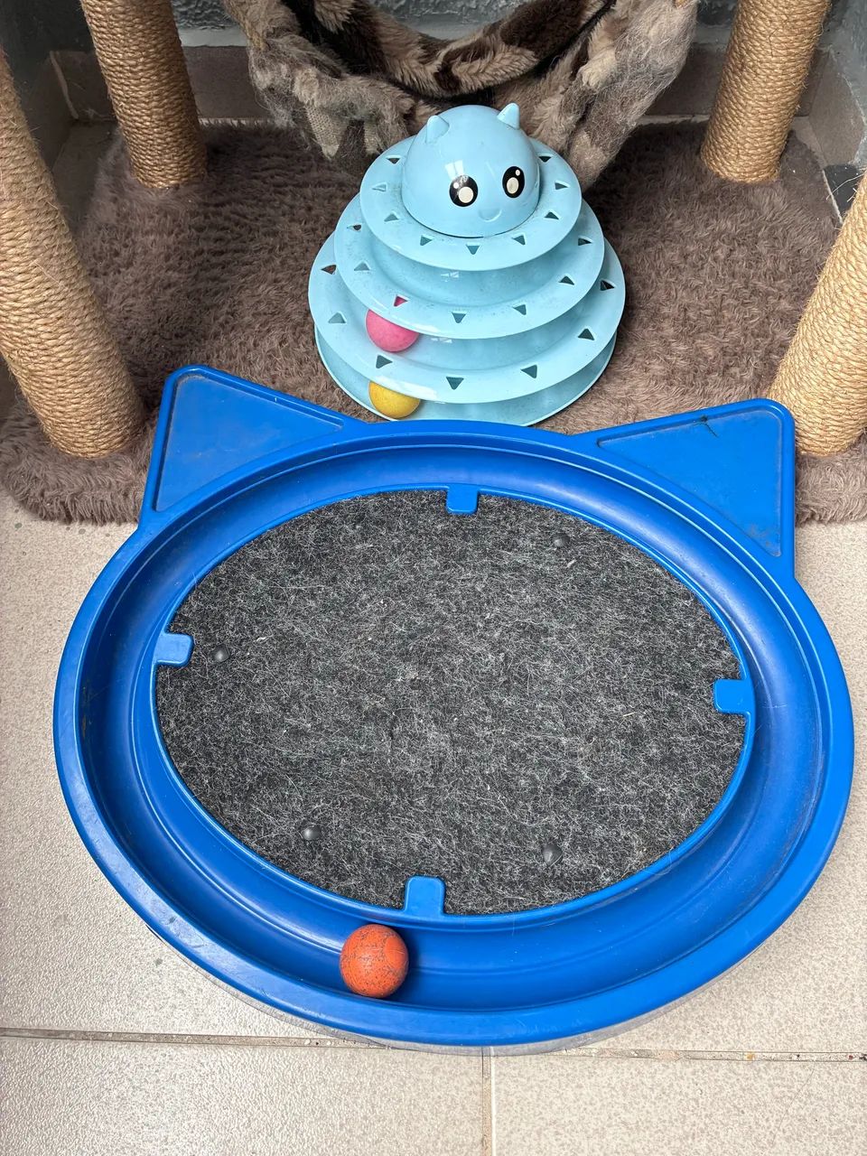 Arranhador de gato + brinquedos - Foto 2