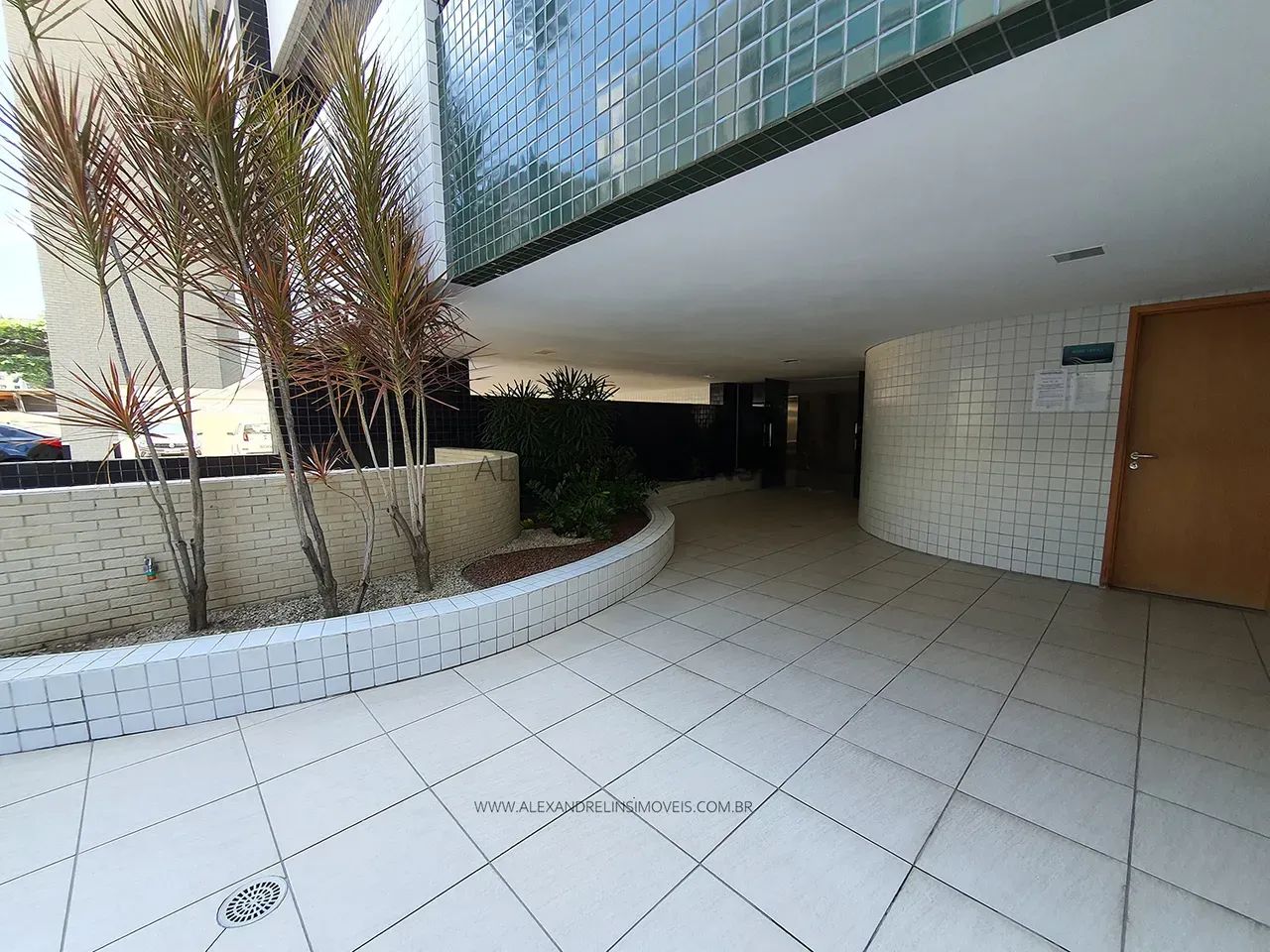 Edf. Mares do Sul. 3 quartos mobiliado e com 2 vagas na Jatiúca - Foto 2