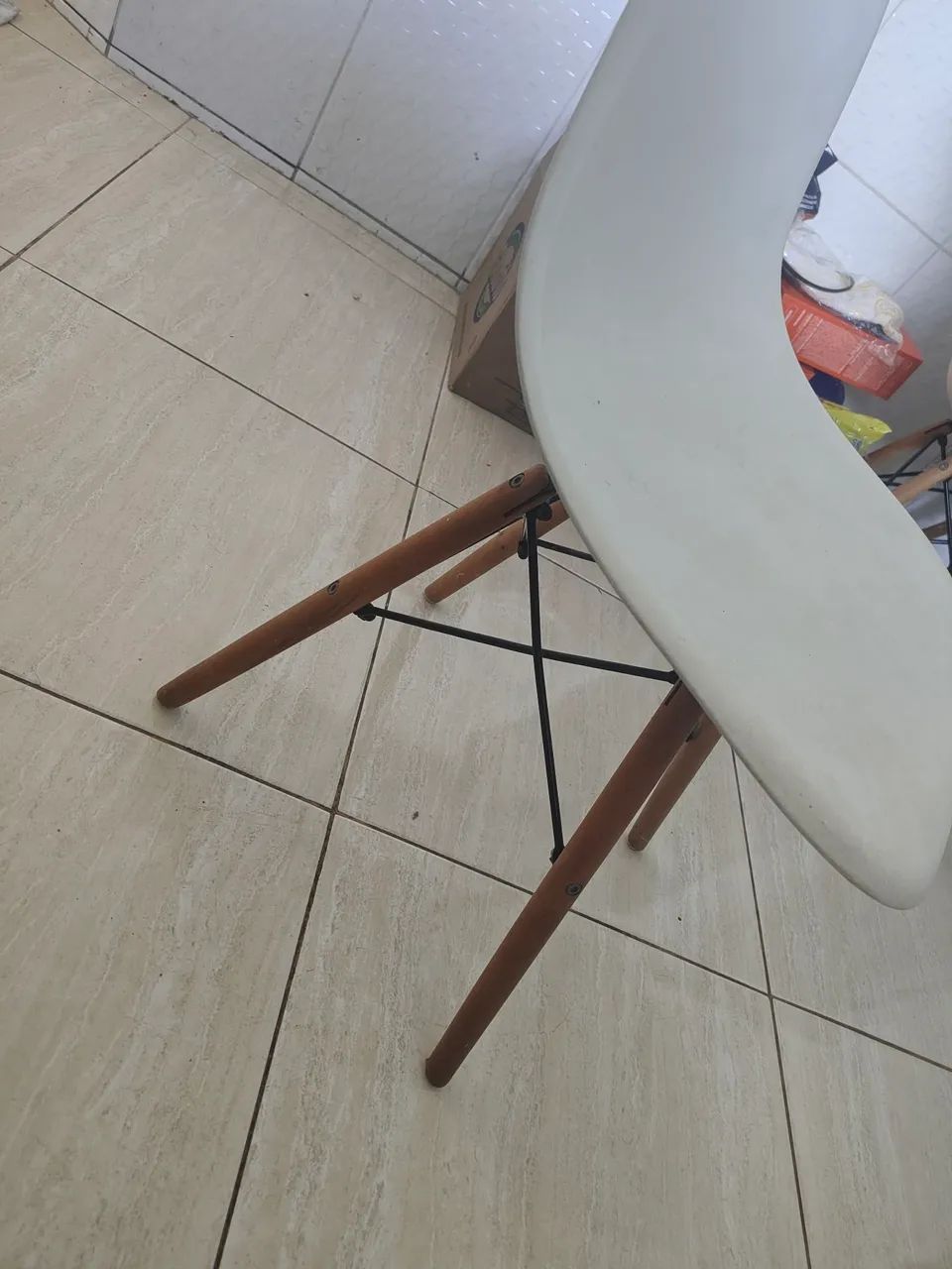 Conjunto de 4 cadeiras brancas - Foto 3