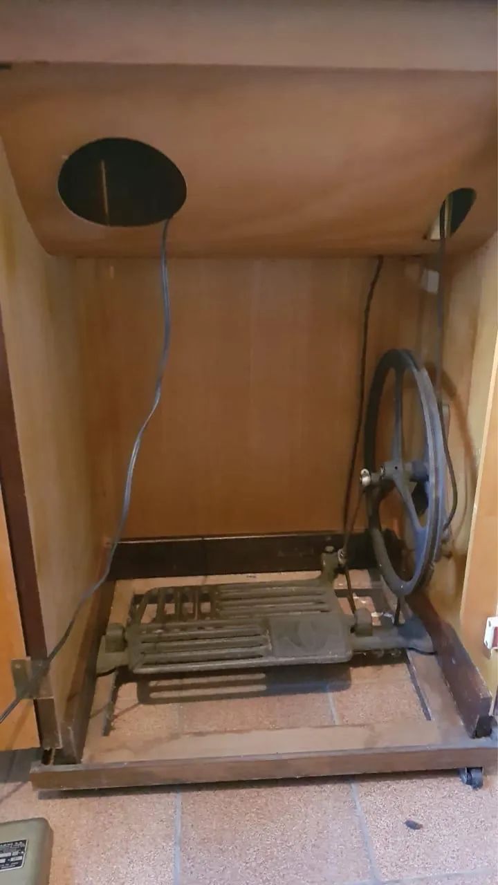 Máquina de costura antiga  - Foto 4