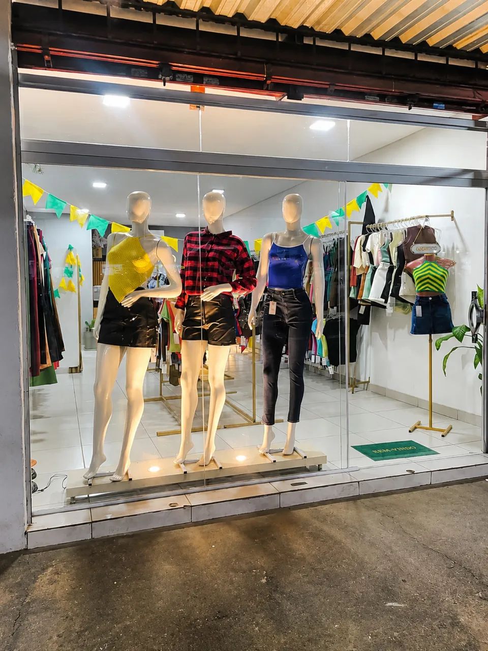 VENDO LOJA DE ROUPAS FEMININA - Foto 3