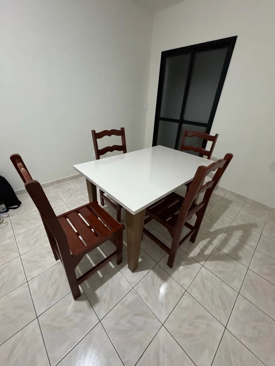 Mesa com 4 cadeiras de madeira  - Foto 3