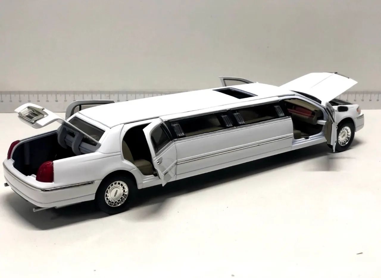 Lincoln Town Car Stretch Limousine (Sun Star, Escala 1:18
