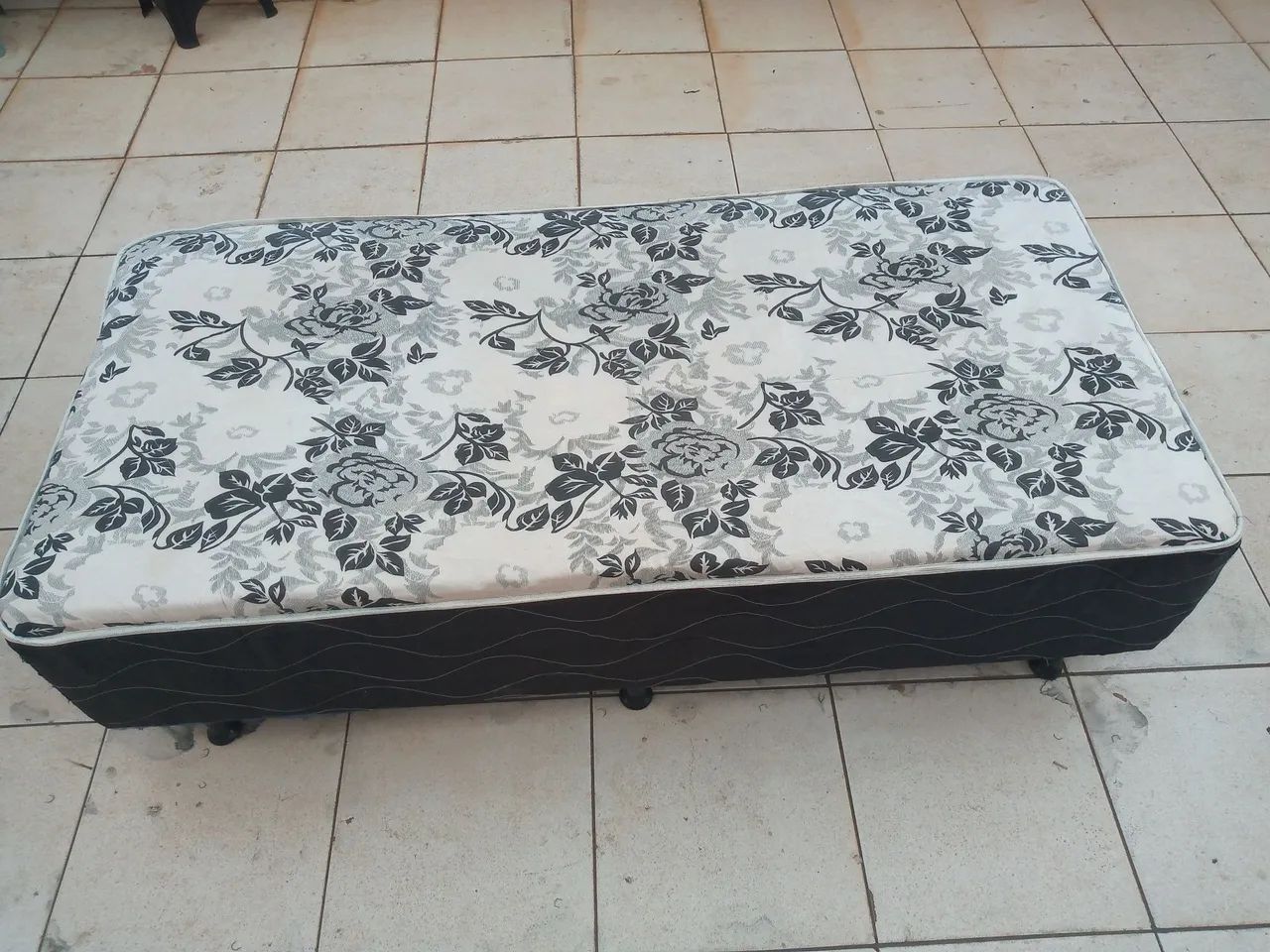BASE BOX SOLTEIRO COM MOLAS EM ÓTIMO ESTADO  - Foto 3