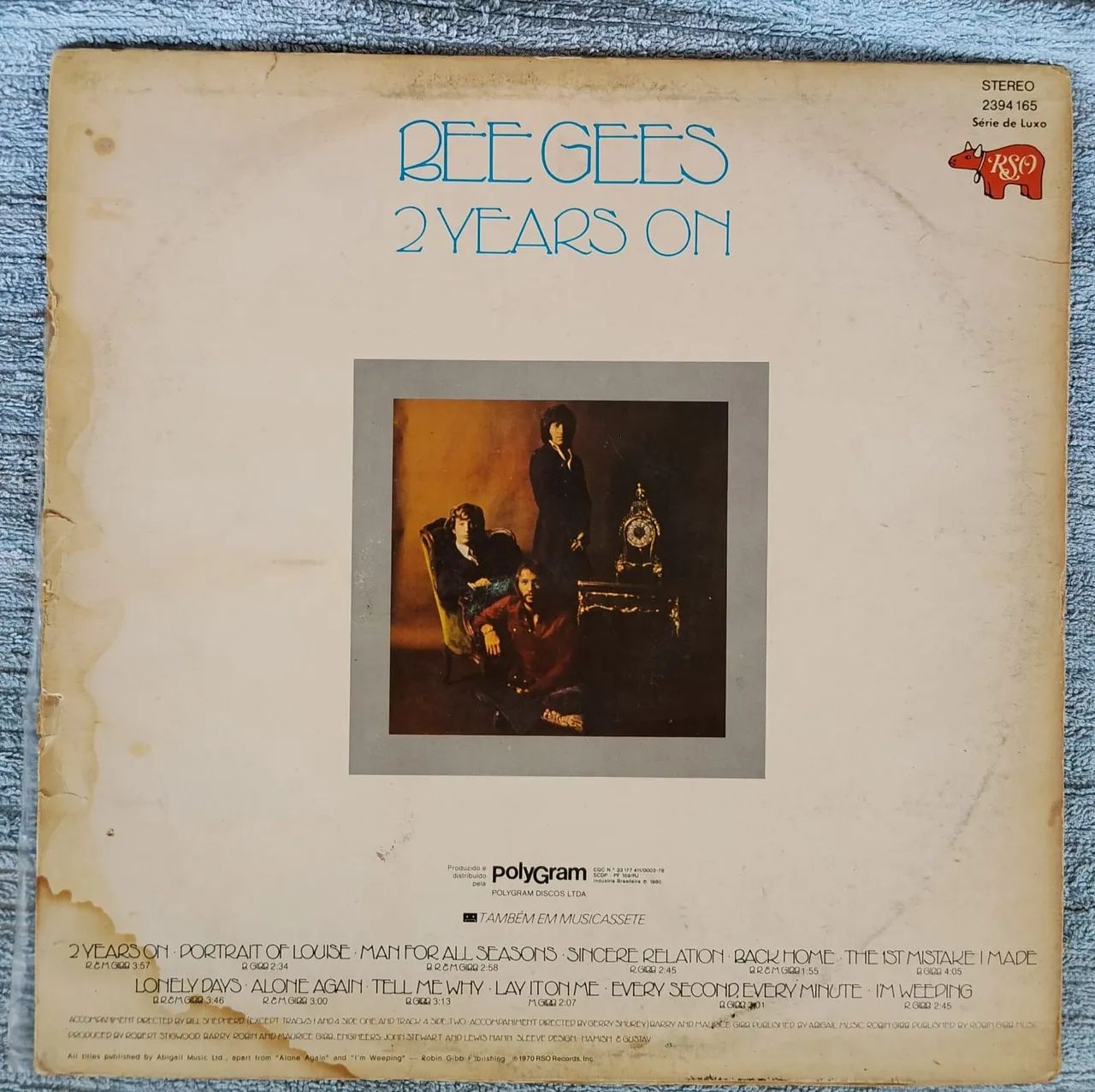lp disco de vinil bee gees 2 years on toca disco radiola vitrola som antigo antiguidade  - Foto 2