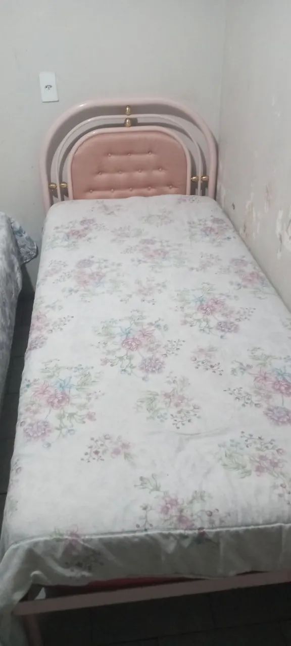 Cama de ferro rosa mais colchão perfeito estado