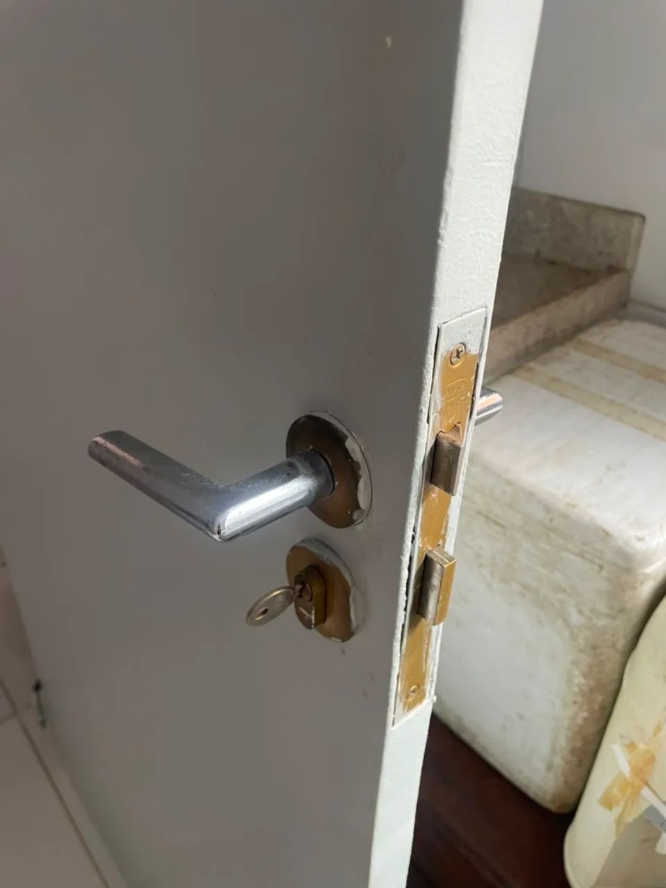 Porta Completa com caixilho e fechadura 1