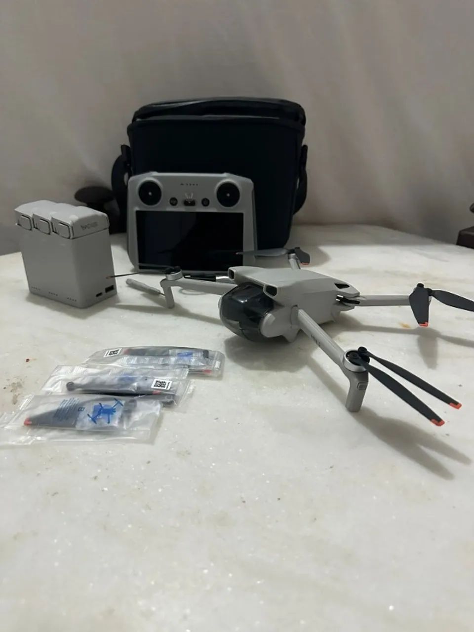 Drone DJI Mini 3 + Fly More Combo + Pack extra de baterias - Impecável