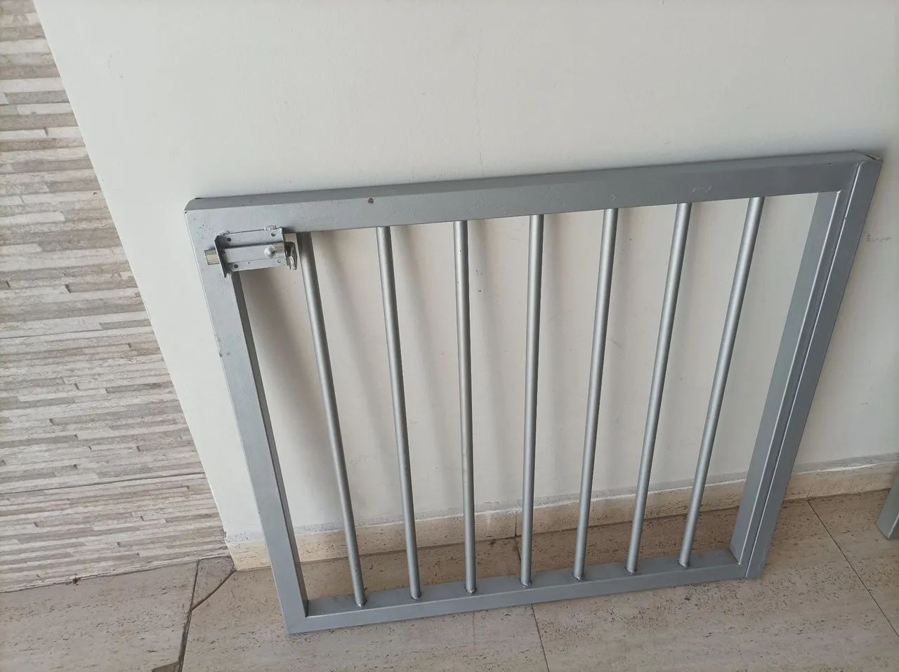 Grade de proteção de metal. Altura: 80cm. Comprimento: 89cm. Largura: 4cm.
