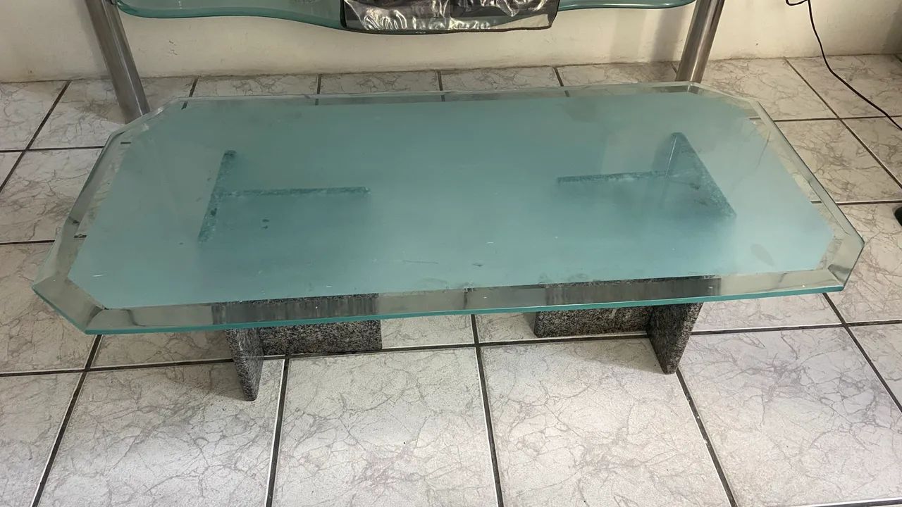 Mesa de Centro em Vidro com base em granito