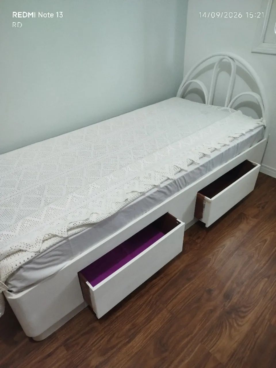 Cama moderna de madeira maciça 
