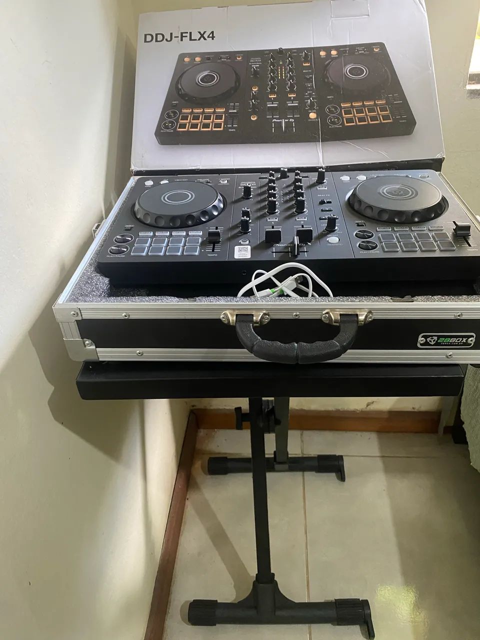 Vendo , controladora FlX4  Pioner , Case e mesa para suporte 