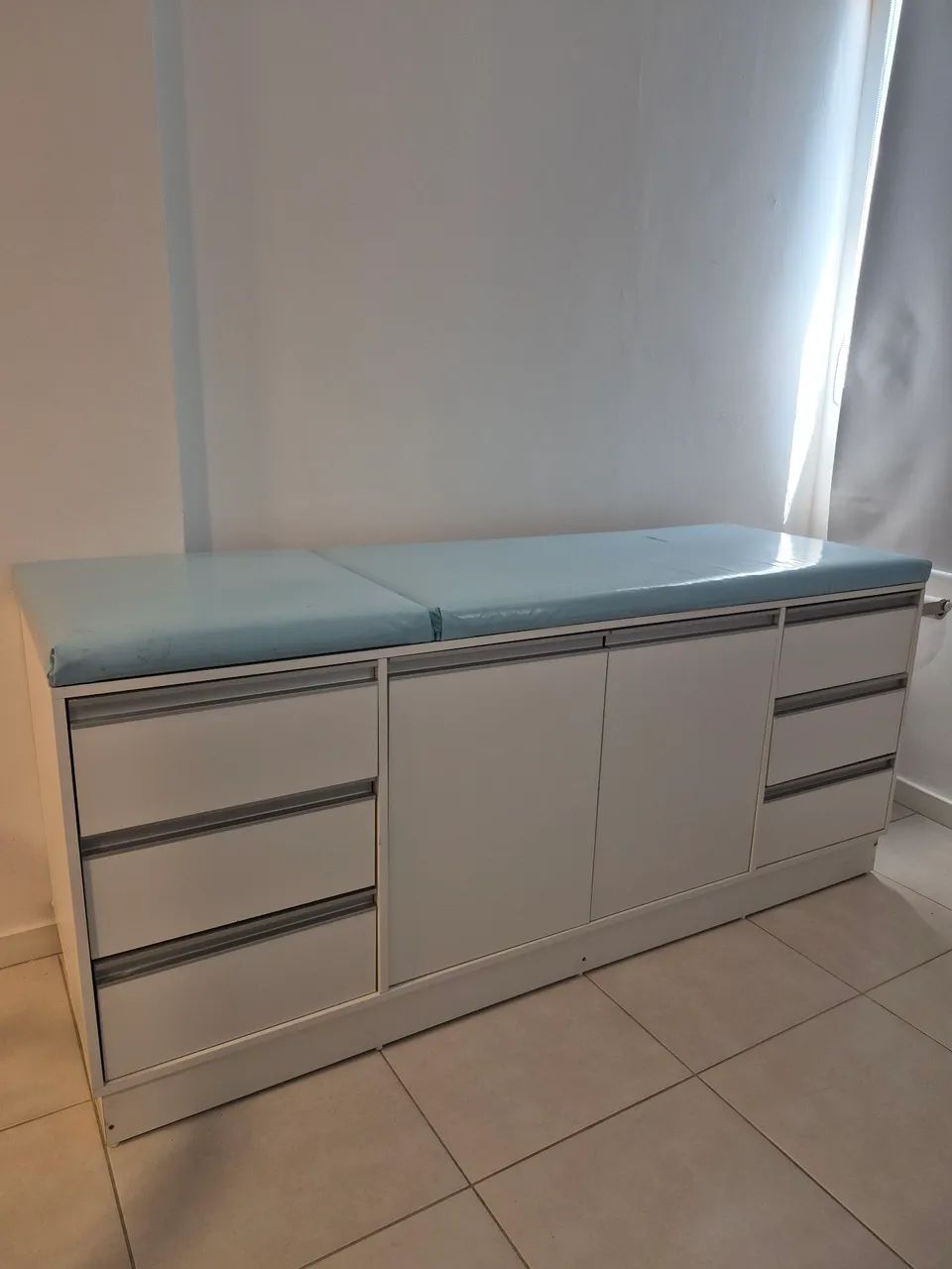 Maca médica com armário 