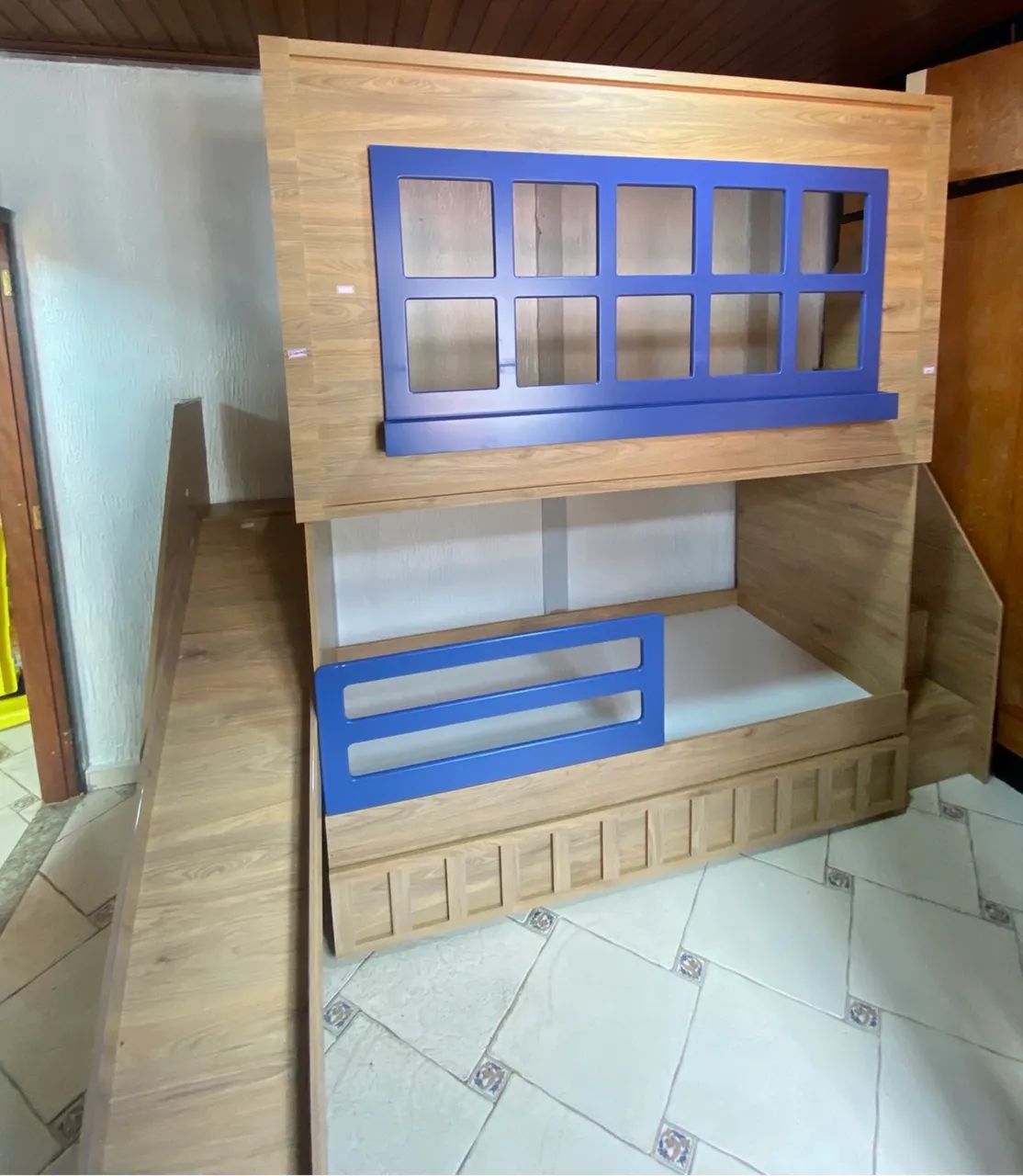 Cama beliche com escorregador 