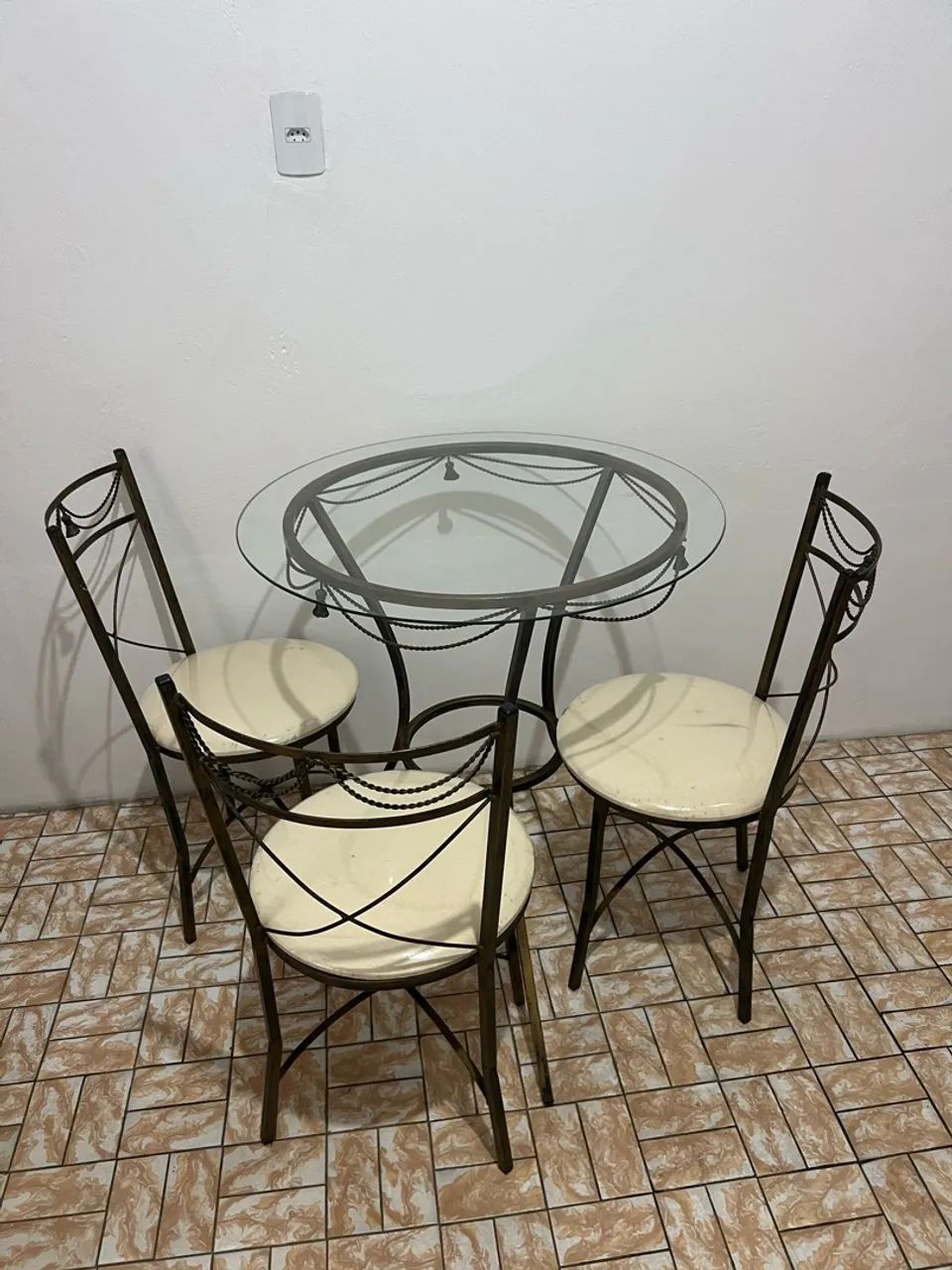 Conjunto Mesa de Vidro e Três Cadeiras