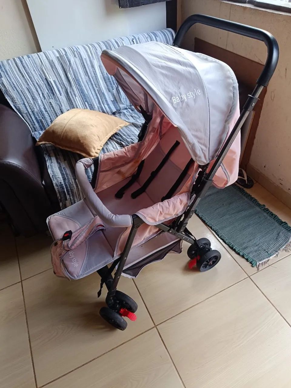 Carrinho de bebê rosa - Foto 2
