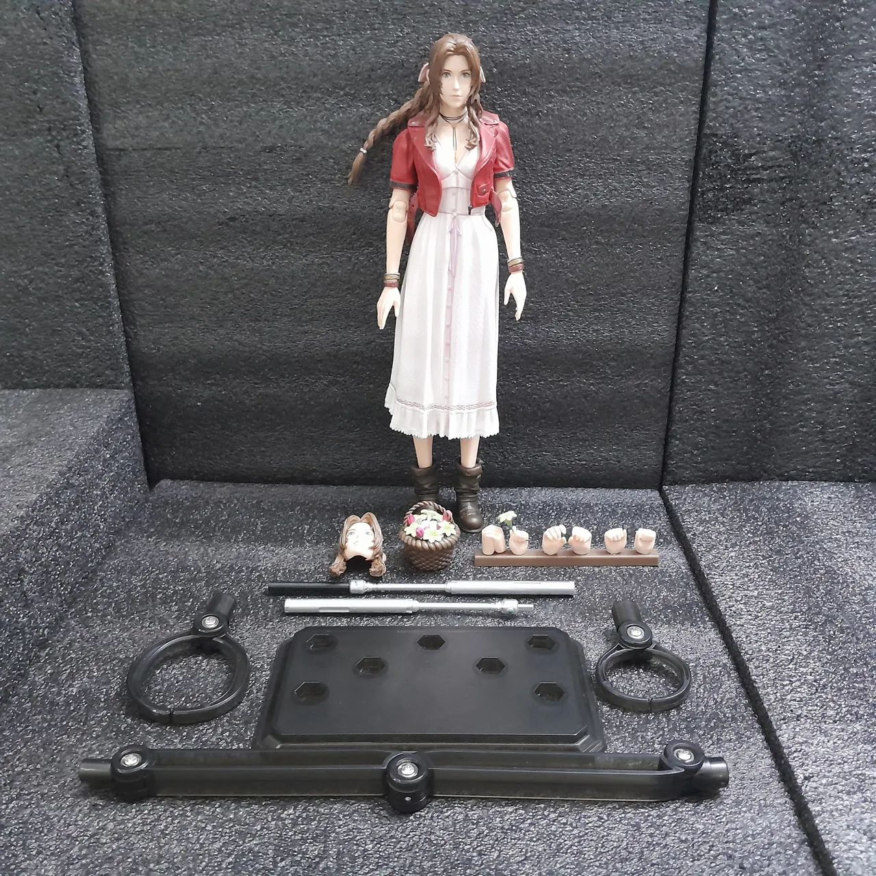 Play Arts Kai Aerith Gainsborough Final Fantasy VII Rebirth Original -Sem Caixa-