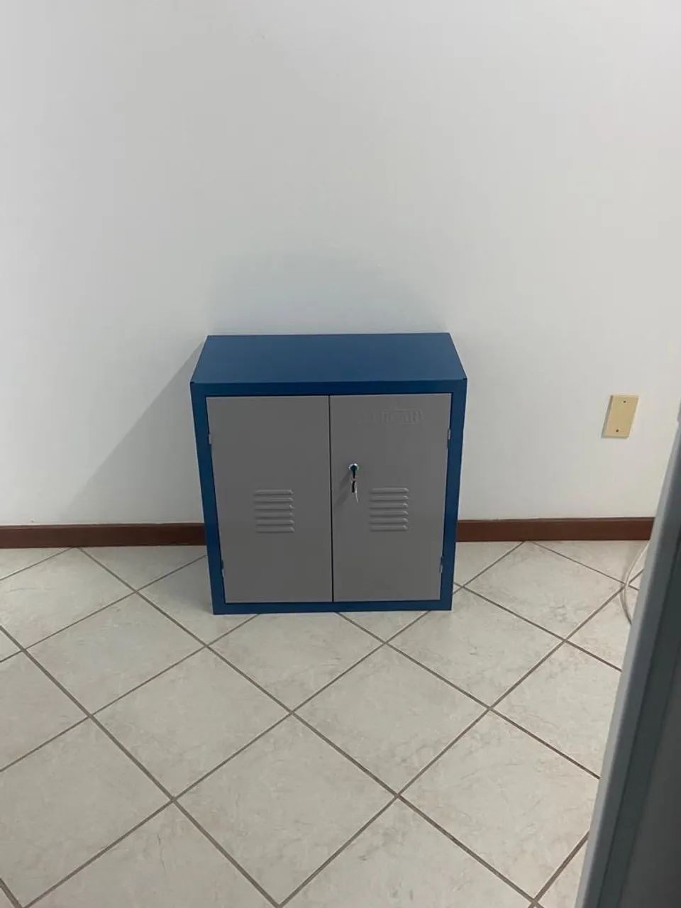 Armário de Aço Novo com 2 Portas e Chave