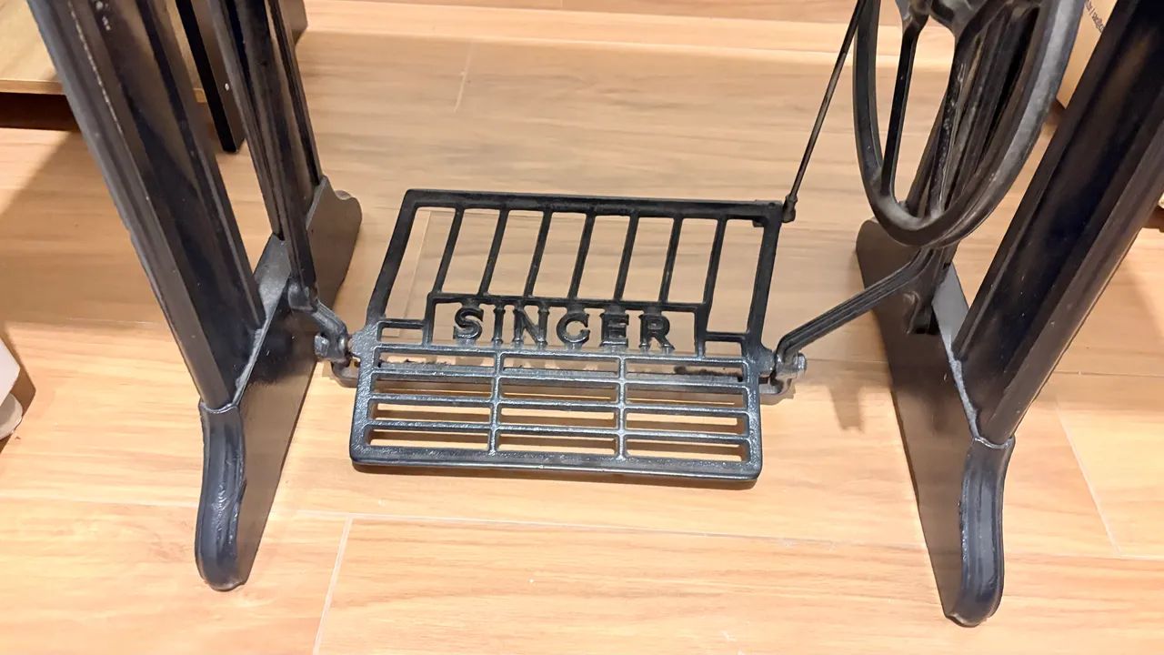 mesa de costura com mármore - singer - Foto 2