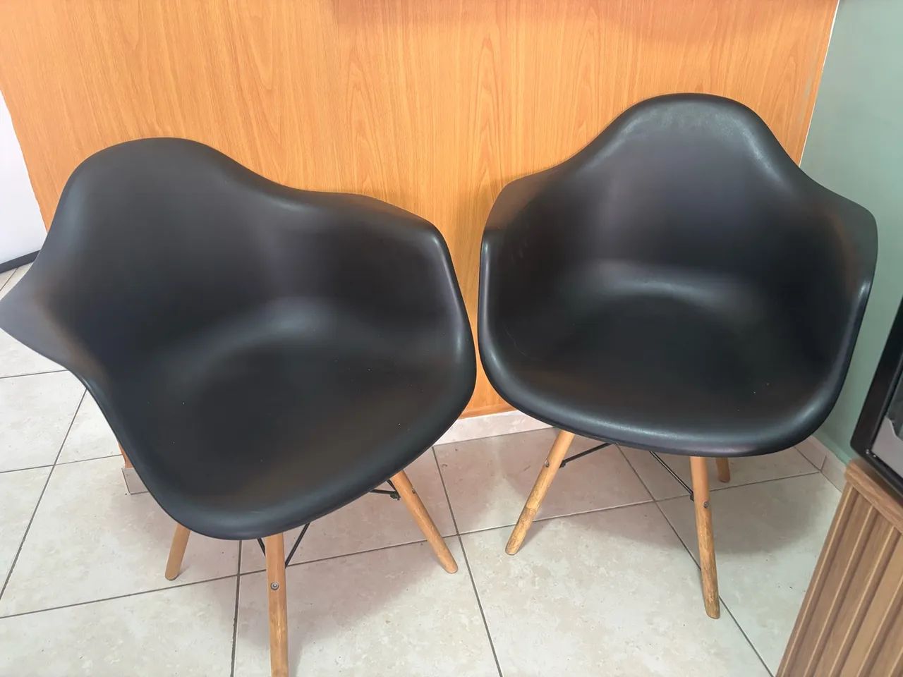 Conjunto com 2 cadeiras Charles Eames com braços  PRETO  - Foto 3