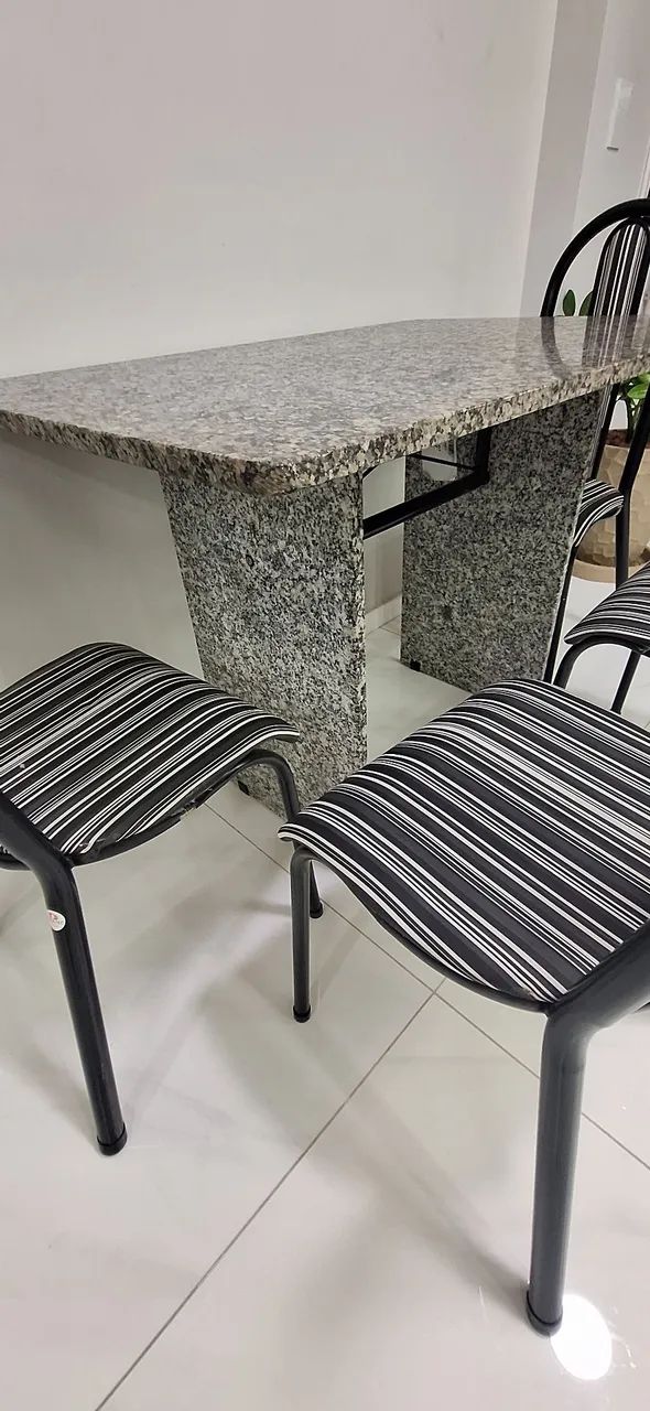 Mesa de Mármore com 04 cadeiras - Foto 2
