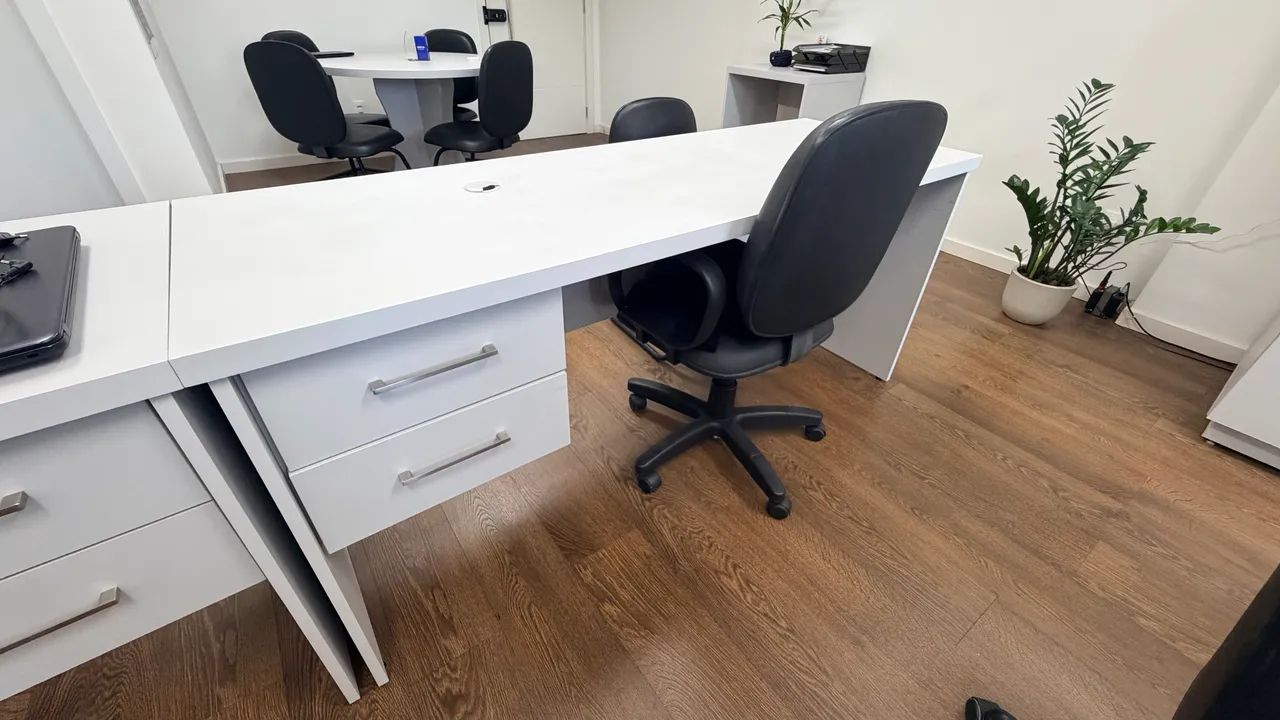 Mesa de escritório com gaveta