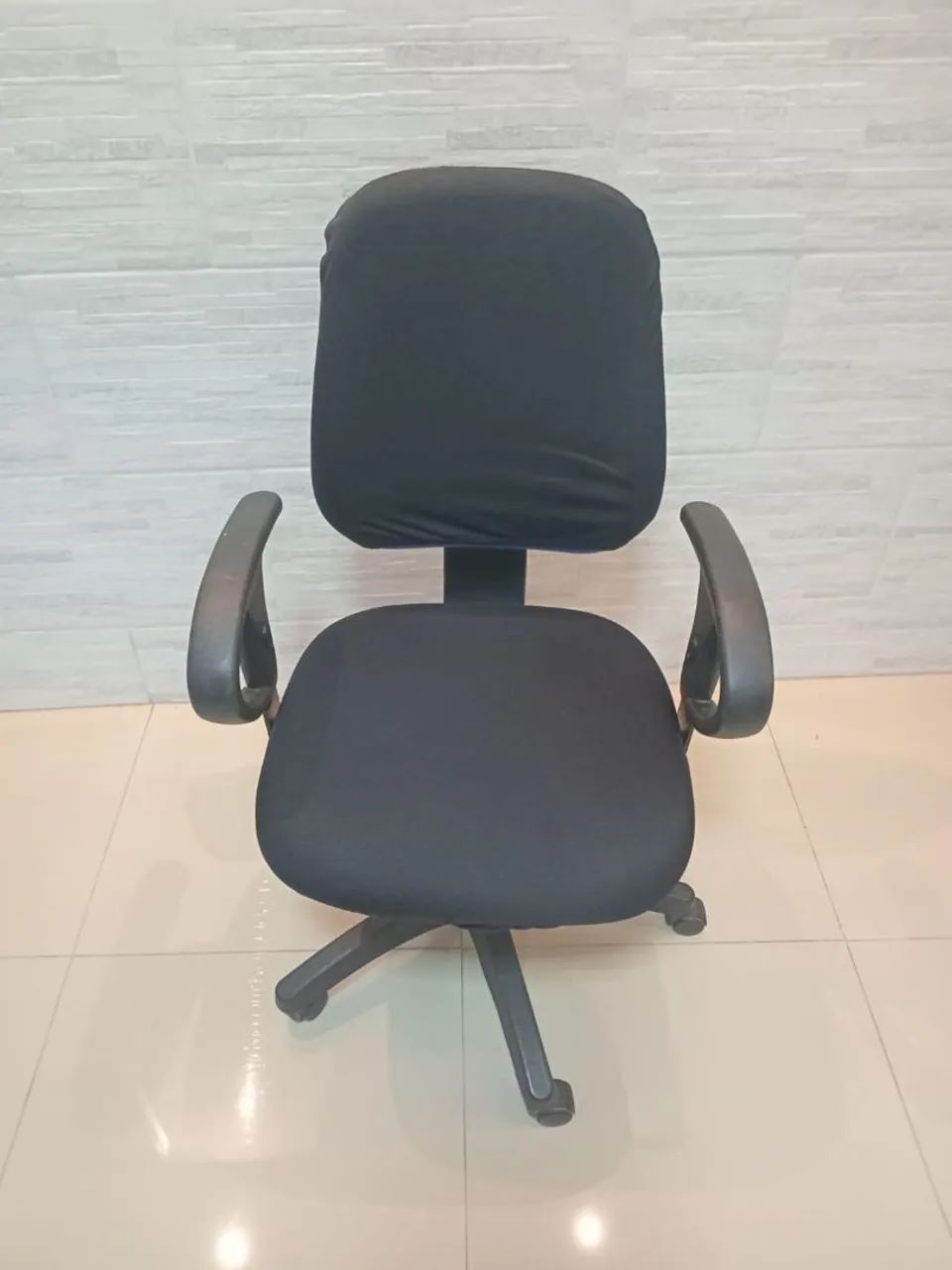 Vendo Cadeira de escritório com Capa - Foto 4