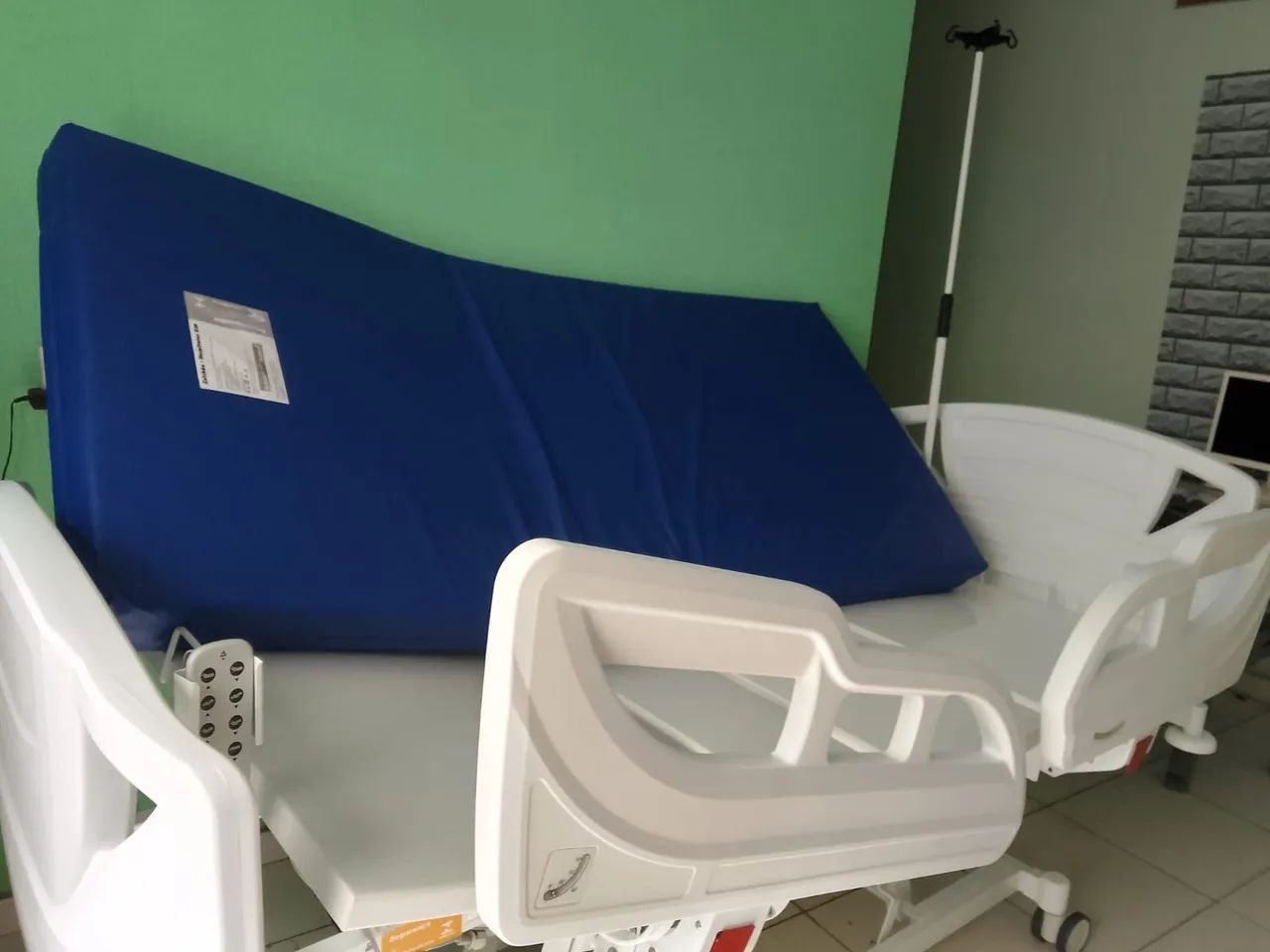 Cama hospitalar motorizada e colchão semi nova - Foto 6