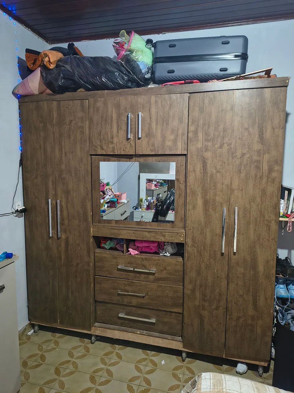 Vendo guarda roupa 6 portas - Foto 2