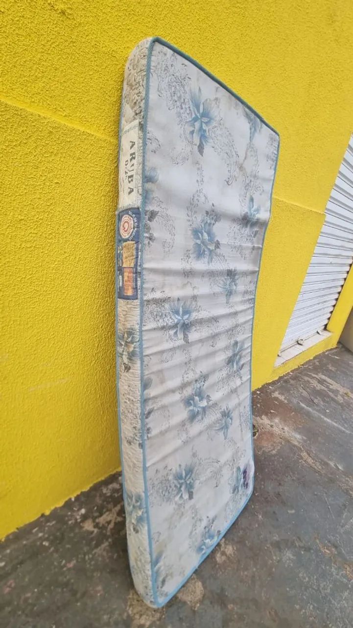 Colchão  solteiro  d 28 marcas de uso ((ENTREGO GRATIS)) - Foto 5