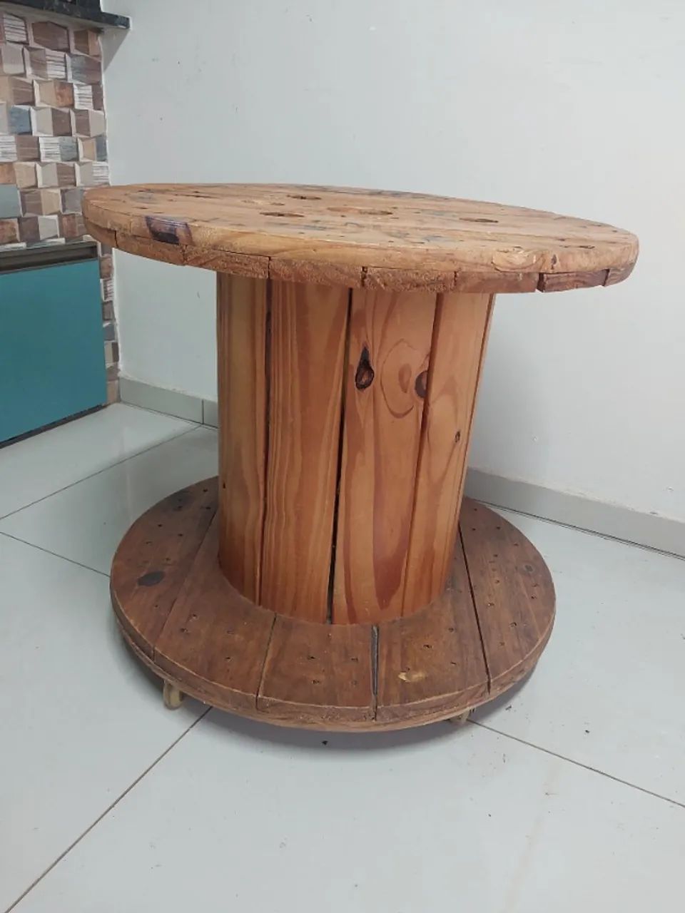 Mesa carretel pequena - com rodas