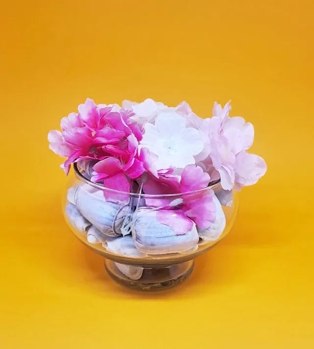 Vaso de Vidro com Flores e Conchinhas